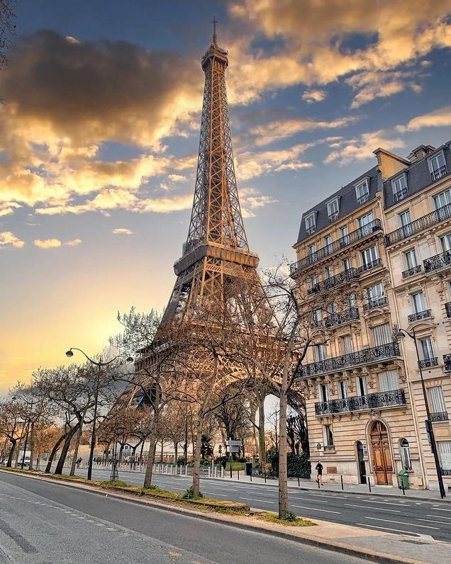 Khung cảnh Tháp Eiffel từ xa