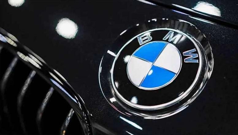 Logo BMW và một mẫu xe sang trọng