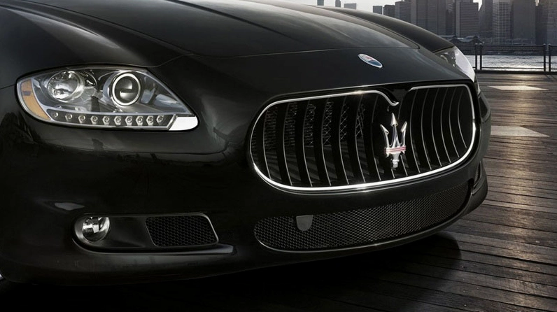 Logo Maserati với biểu tượng đinh ba đặc trưng