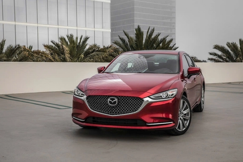 Logo Mazda và cờ Nhật Bản