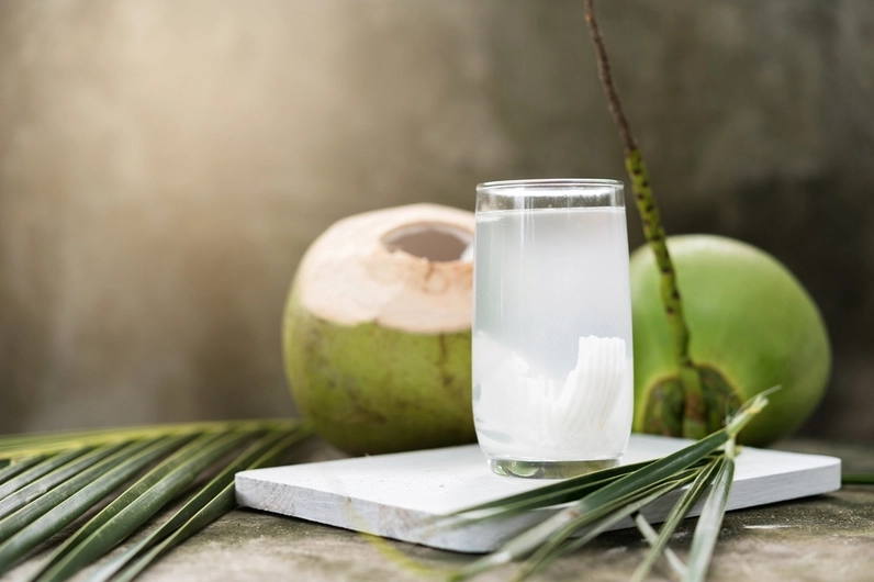 Ly nước dừa mát lạnh trên bãi biển