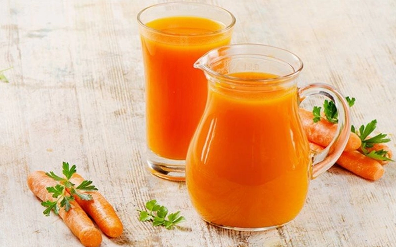 Ly nước ép cà rốt đầy màu sắc
