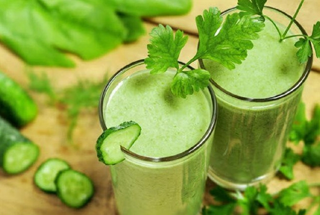 Ly nước ép dưa leo tươi mát