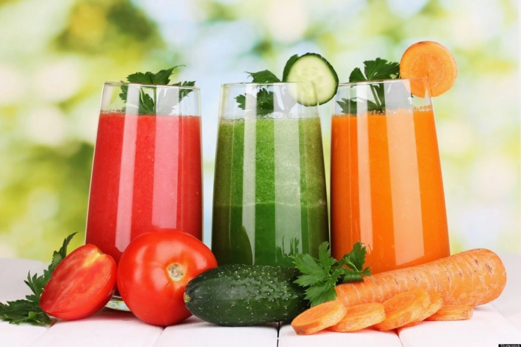 Ly nước ép màu xanh lá cây tươi mát