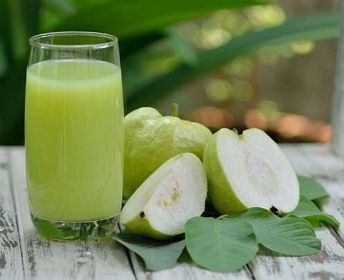 Ly nước ép ổi tươi mát