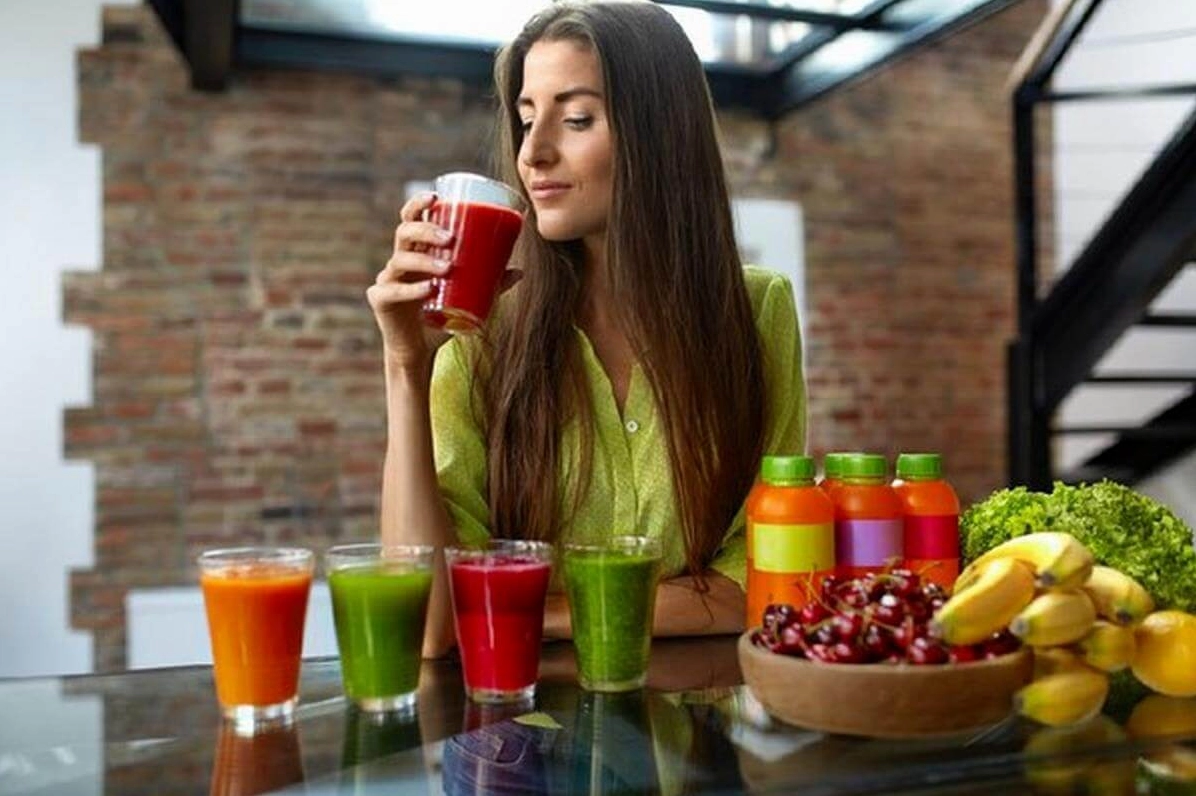Ly nước ép rau củ và trái cây tươi mát