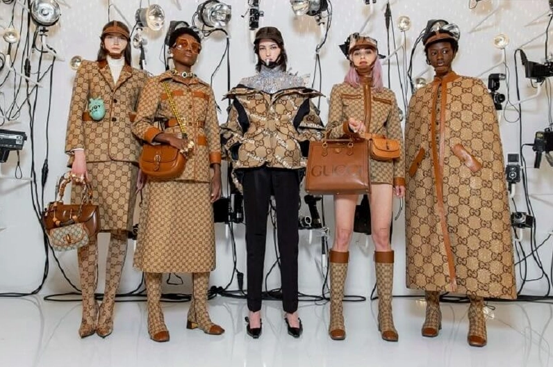 Model trình diễn trang phục Gucci trên sàn diễn