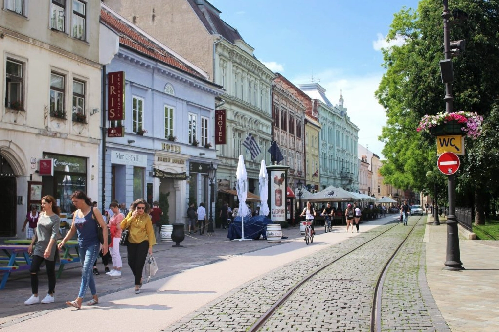 Slovakia là nước nào? Khám phá chi tiết về quốc gia Trung Âu Một con phố ở thành phố Kosice, Slovakia