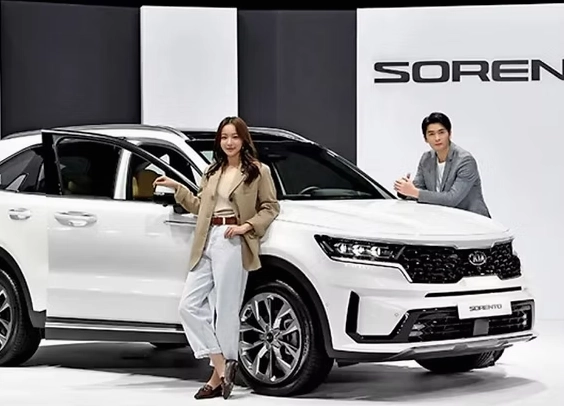Một mẫu xe Kia hiện đại trên đường phố