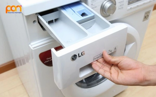 Cho Nước Giặt Vào Ngăn Nào? Hướng Dẫn Chi Tiết 2026 Ngăn chứa nước giặt trên máy giặt cửa trên