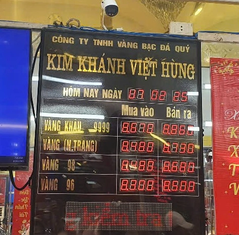 Người dân mua vàng cầu may mắn
