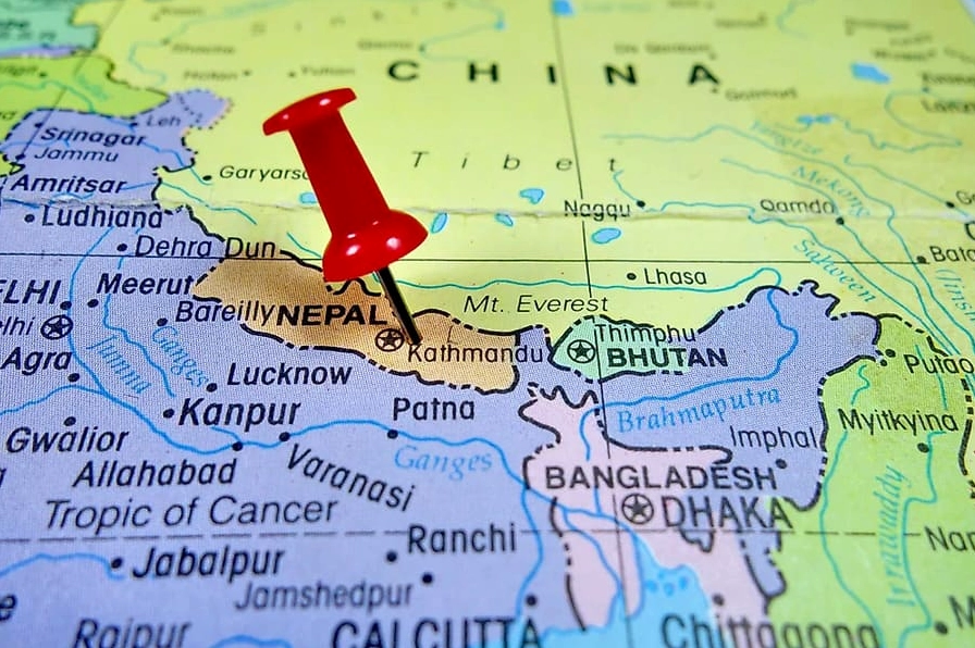 Nepal Là Nước Nào? Khám Phá Xứ Sở Thần Tiên Bên Dãy Himalaya Người dân Nepal trong trang phục truyền thống