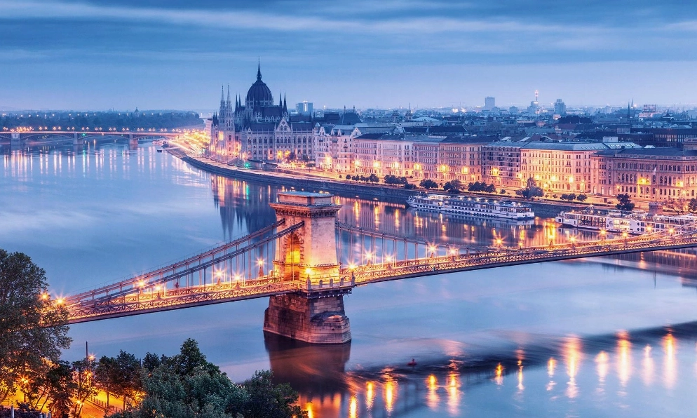 Budapest Là Thủ Đô Của Nước Nào? Khám Phá Trái Tim Châu Âu Người dân thư giãn tại suối nước nóng Széchenyi
