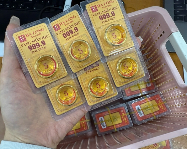 Giá Vàng HJC Hạ Long 2026: Cập Nhật, Phân Tích và Dự Báo Người dân xem bảng giá vàng tại cửa hàng