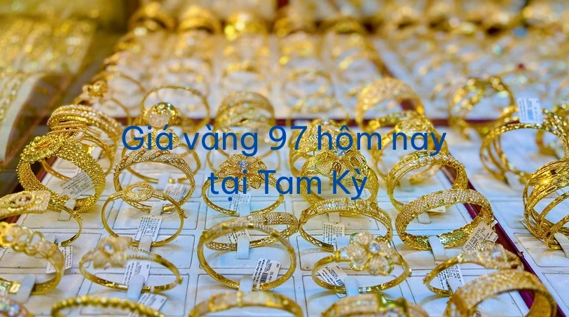 Giá Vàng 97 Hôm Nay Tại Tam Kỳ: Cập Nhật & Phân Tích 2026 Người dân xem bảng giá vàng tại cửa hàng