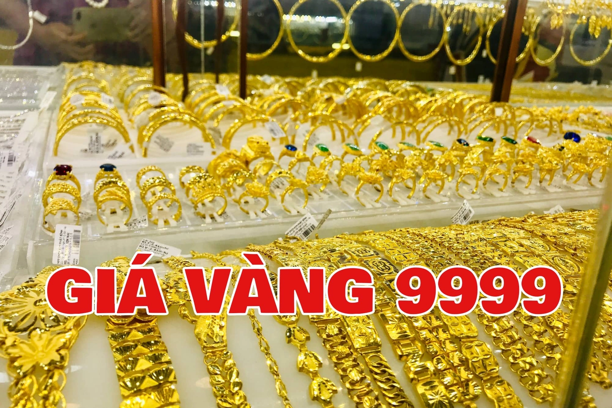 Người dân xem giá vàng tại cửa hàng
