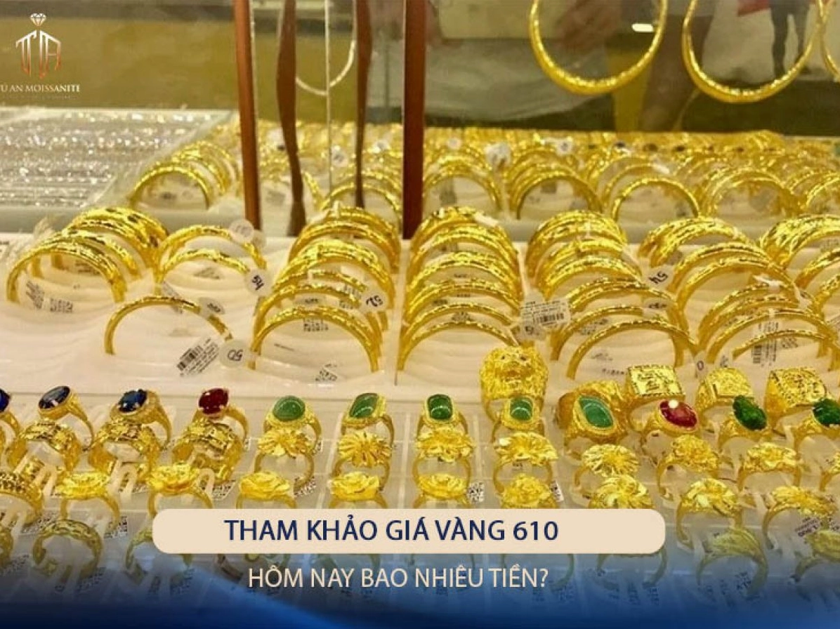 Giá Vàng 610 Hôm Nay Bao Nhiêu? Cập Nhật Mới Nhất 2026 Người dân xem giá vàng tại cửa hàng