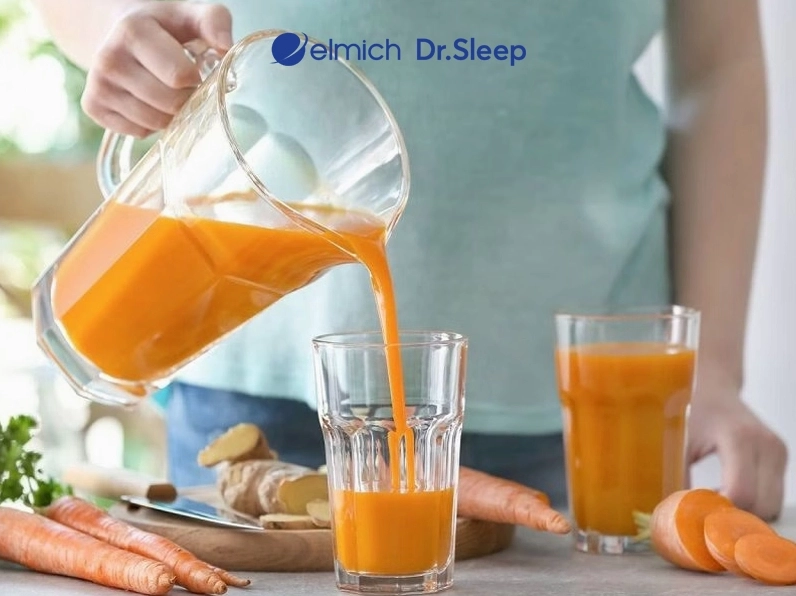 Người phụ nữ đang thưởng thức ly nước ép cà rốt tươi ngon