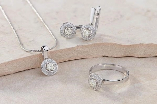Người phụ nữ đeo trang sức vàng Ý 750 sang trọng