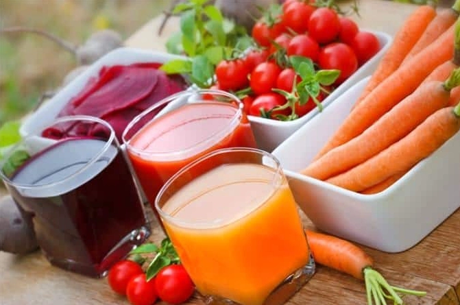 Người phụ nữ thưởng thức ly nước ép tươi ngon