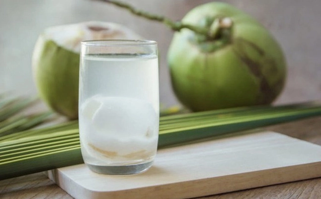 Người phụ nữ thưởng thức nước dừa tươi