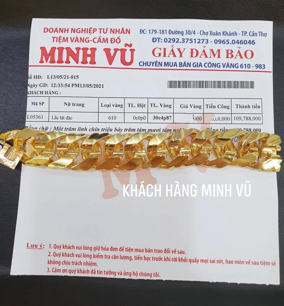 Giá Vàng 18K Hôm Nay Tại Cần Thơ: Cập Nhật & Phân Tích 2026 Người phụ nữ xem xét trang sức vàng