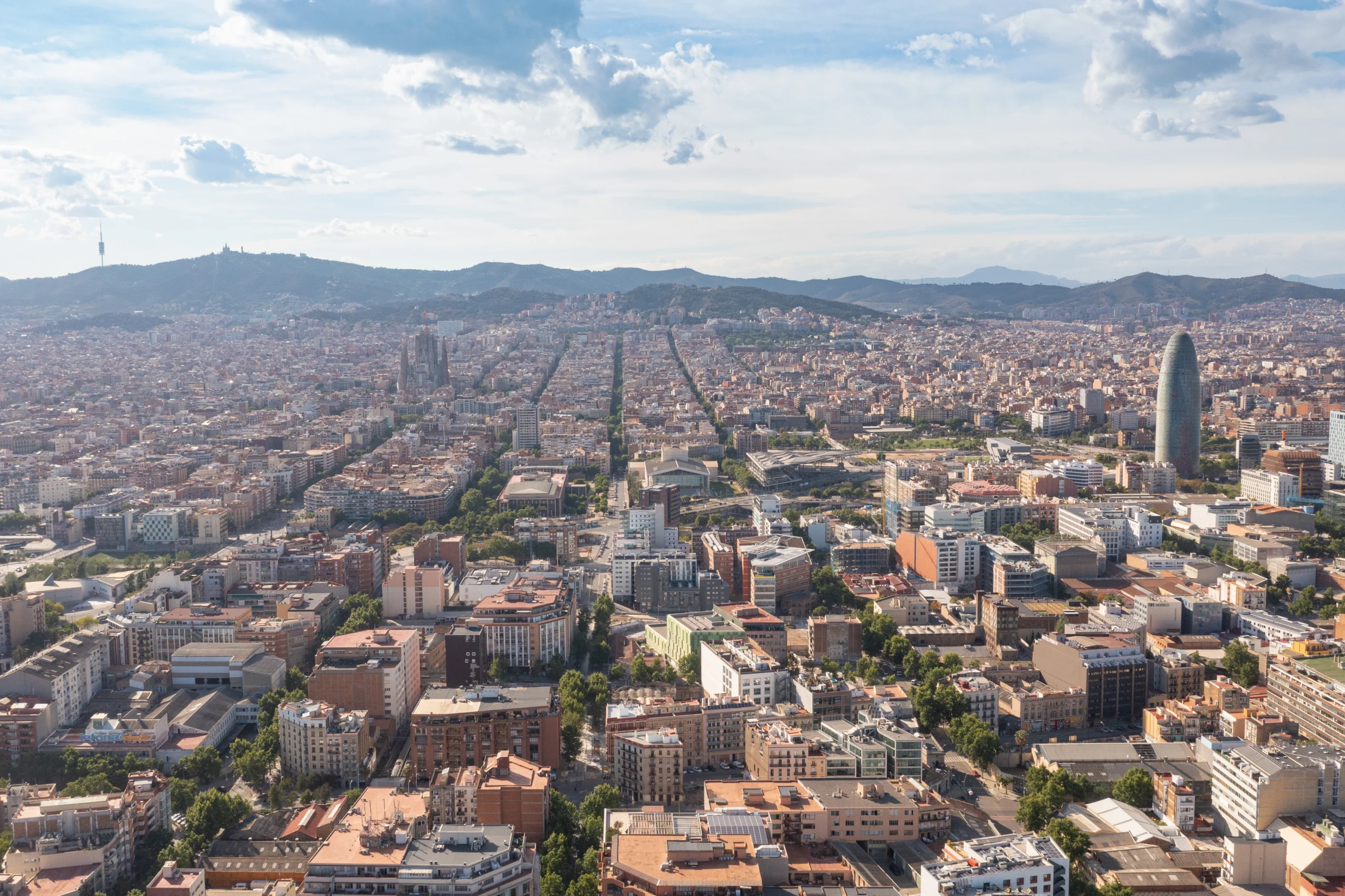 Barcelona thuộc nước nào? Khám phá xứ Catalan đầy quyến rũ Nhà thờ Sagrada Familia nhìn từ trên cao vào ban ngày