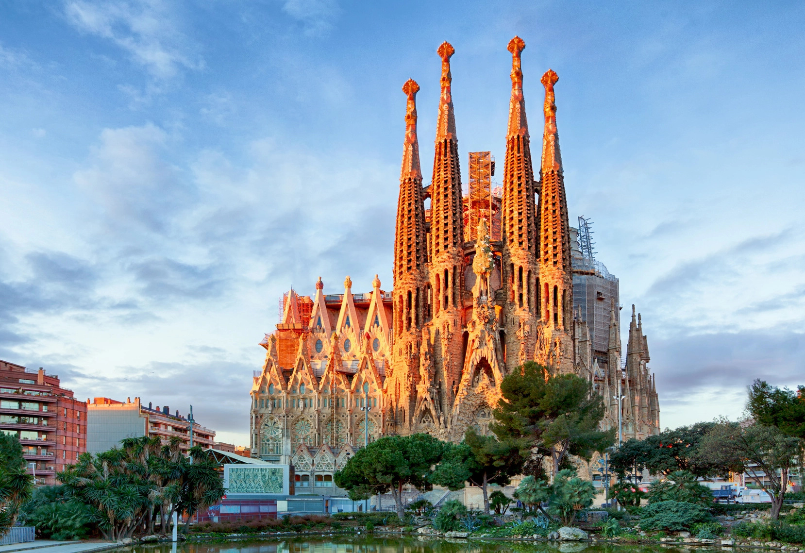 Barcelona Là Nước Nào? Khám Phá Thủ Phủ Xứ Catalonia Nhà thờ Sagrada Familia về đêm