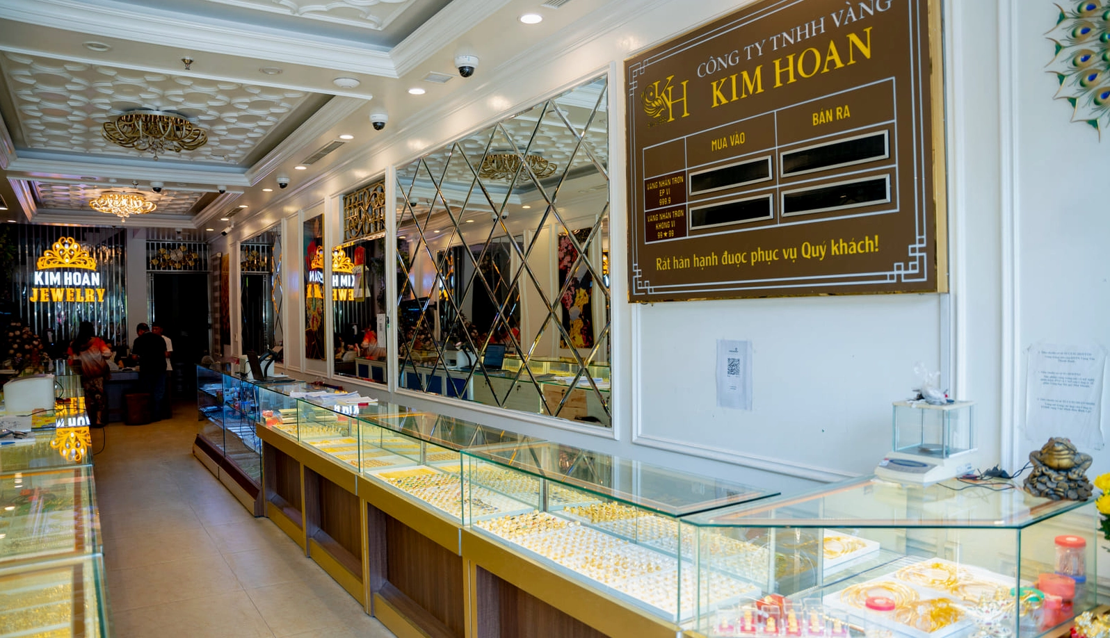 Nhẫn vàng 18K đính kim cương