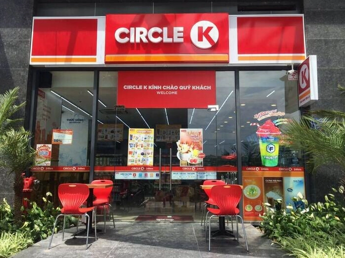 Circle K của nước nào? Lịch sử và sự phát triển toàn cầu Nhân viên Circle K phục vụ khách hàng