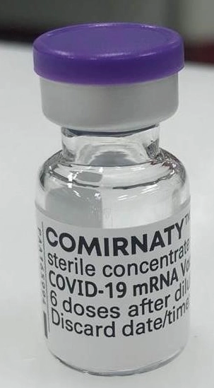 Vaccine Pfizer của nước nào? Nguồn gốc và thông tin chi tiết 2026 Nhân viên y tế chuẩn bị vaccine Pfizer