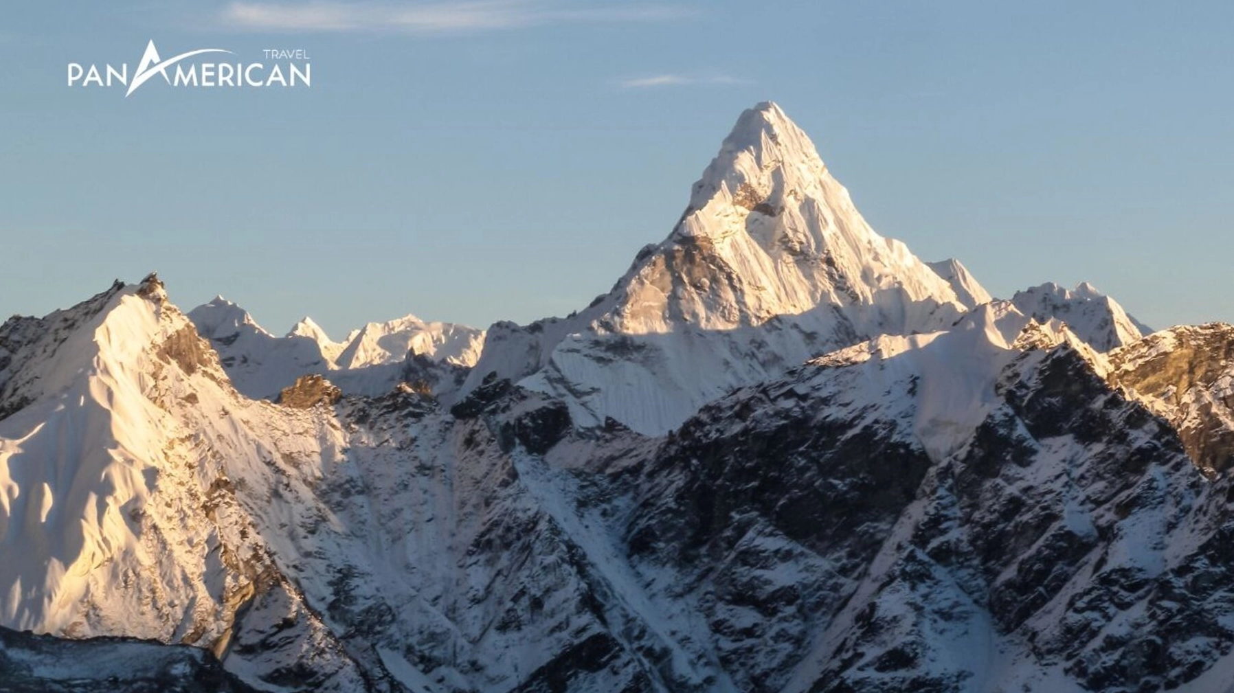 Núi Everest nằm trên biên giới Nepal và Trung Quốc