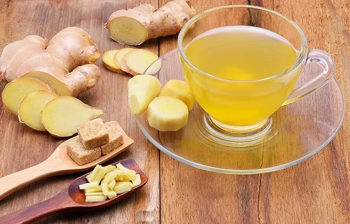 Pha nước chanh gừng ấm vào buổi sáng