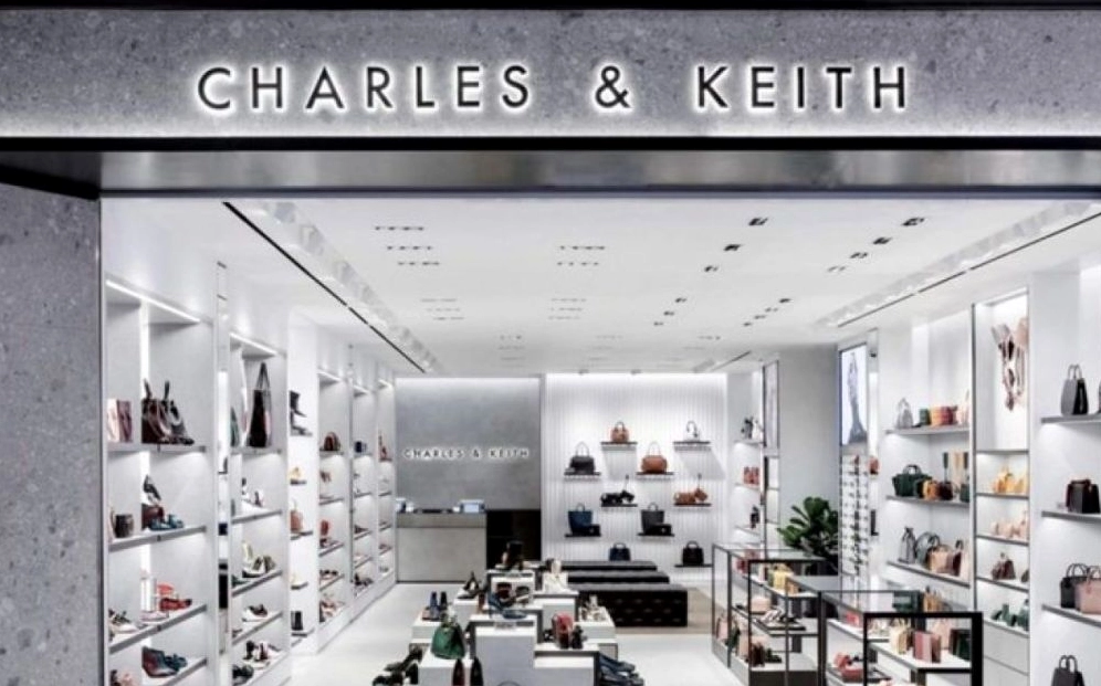 Phụ nữ hiện đại với túi Charles & Keith