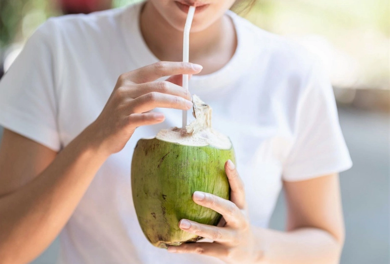 Quả dừa tươi và ly nước dừa