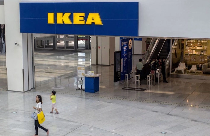 IKEA Của Nước Nào? Hành Trình Trở Thành Gã Khổng Lồ Nội Thất Toàn Cầu Quá trình đóng gói đồ nội thất IKEA