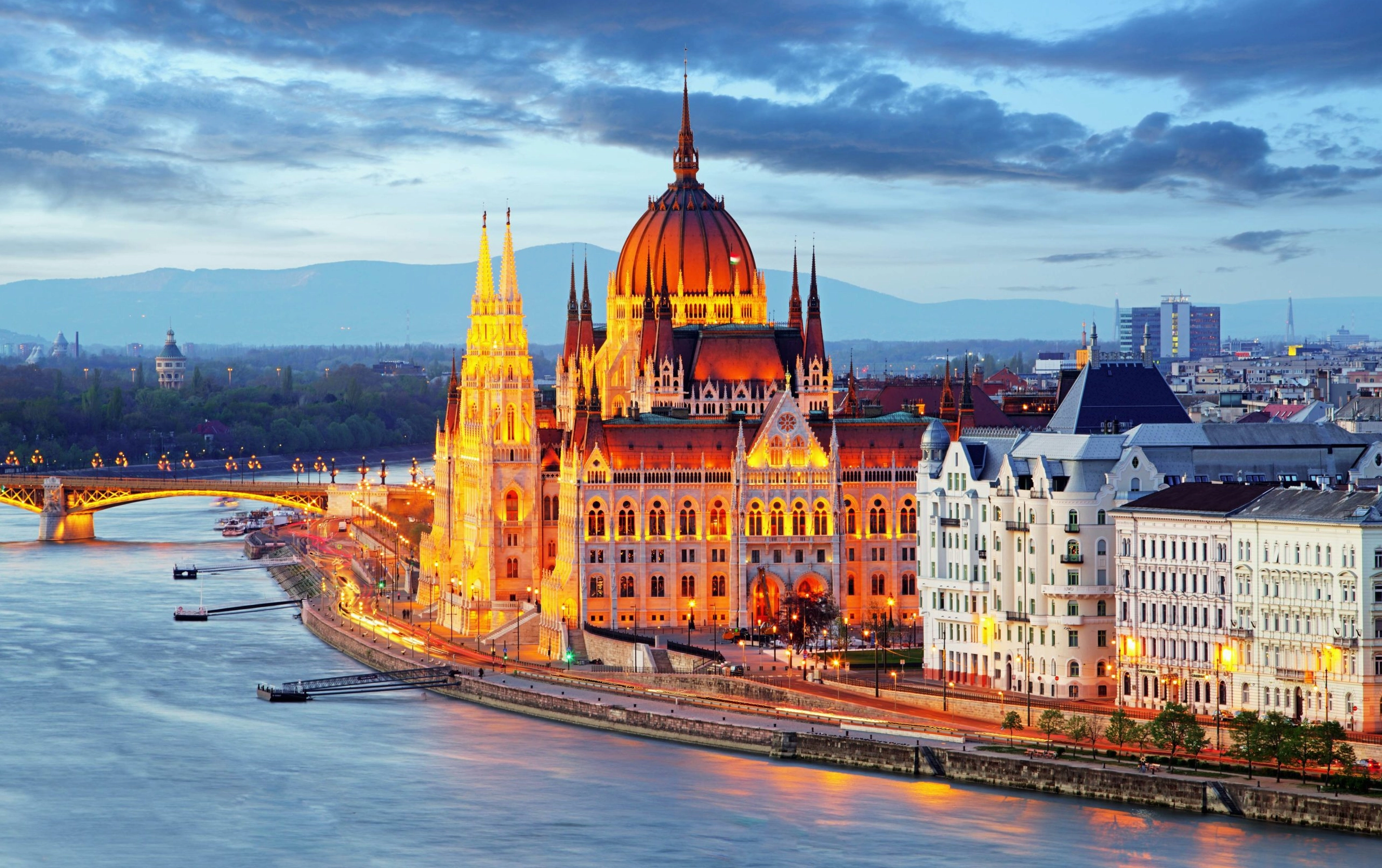 Budapest Là Thủ Đô Của Nước Nào? Khám Phá Trái Tim Châu Âu Quang cảnh sông Danube và Parliament Building vào buổi hoàng hôn
