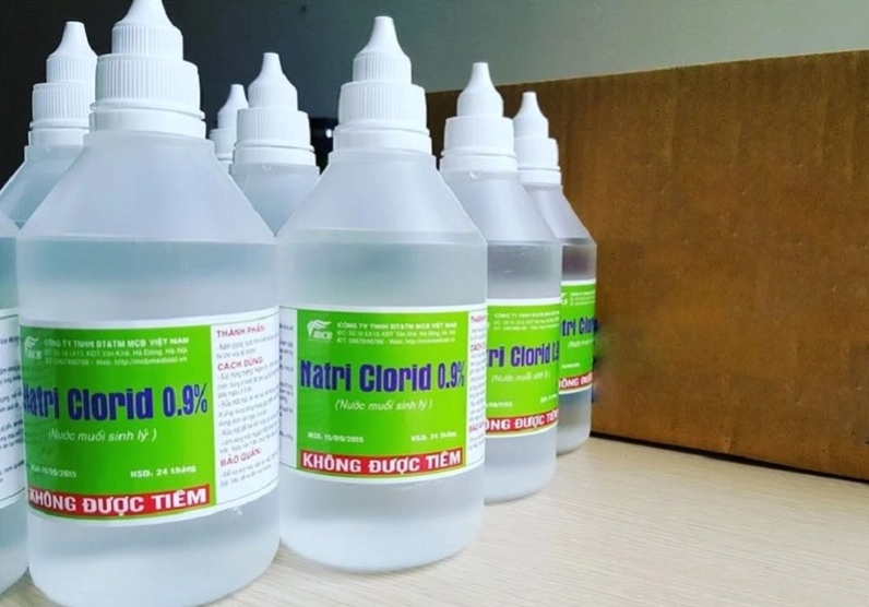 Nên rửa mặt bằng nước muối khi nào để đạt hiệu quả tốt nhất? Rửa mặt bằng nước muối sinh lý giúp làm sạch và kháng khuẩn