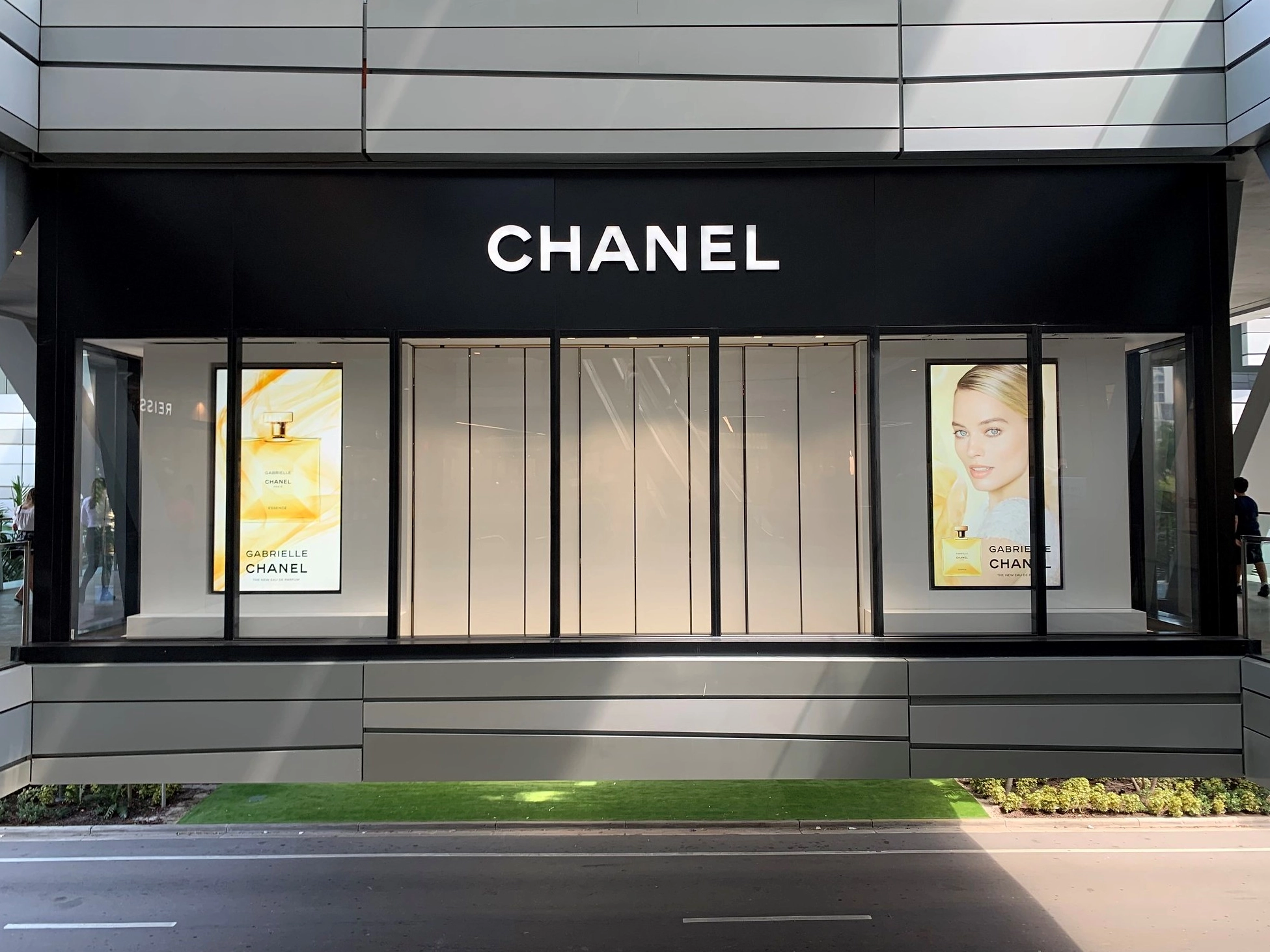 Chanel Của Nước Nào? Hé Lộ Nguồn Gốc Thương Hiệu Sang Trọng Sản phẩm nước hoa và mỹ phẩm Chanel