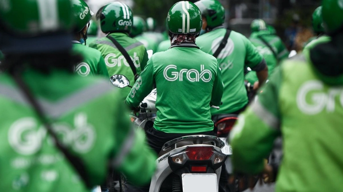 Grab là của nước nào? Hé lộ nguồn gốc và sự thật ít người biết Tài xế Grab đang nhận đơn hàng