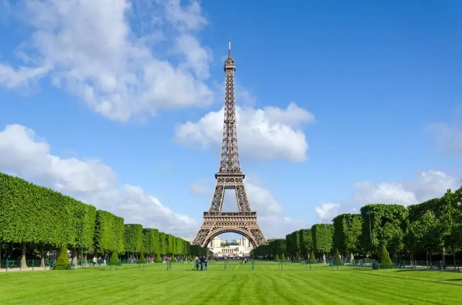Tháp Eiffel lung linh về đêm