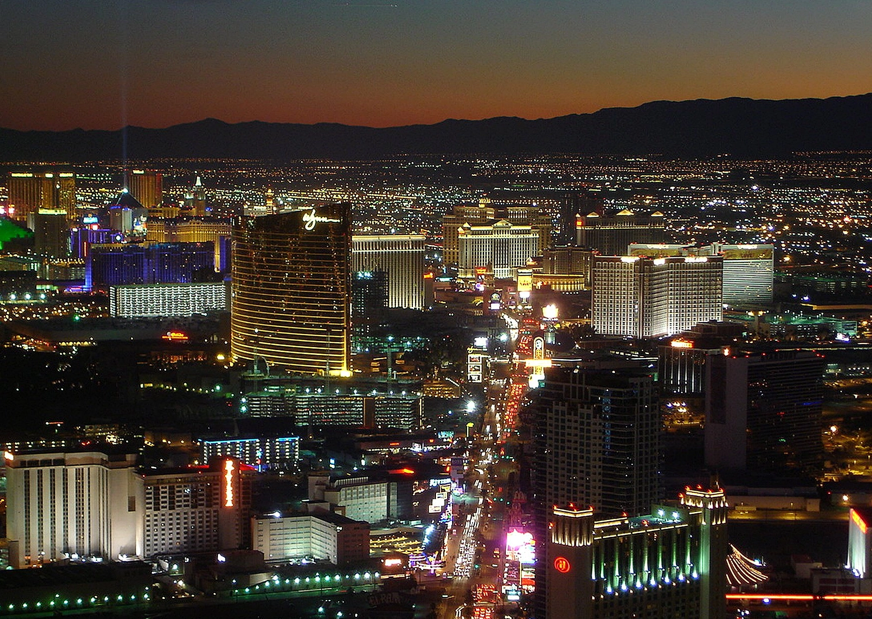 Toàn cảnh Las Vegas Strip với các tòa nhà cao tầng và biển hiệu rực rỡ