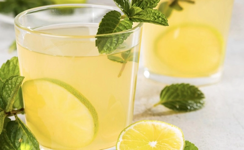 Trái chanh tươi và một ly nước chanh
