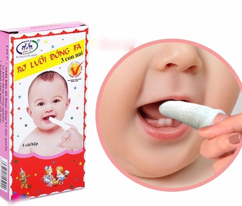 Trẻ sơ sinh được rơ lưỡi bằng nước muối sinh lý