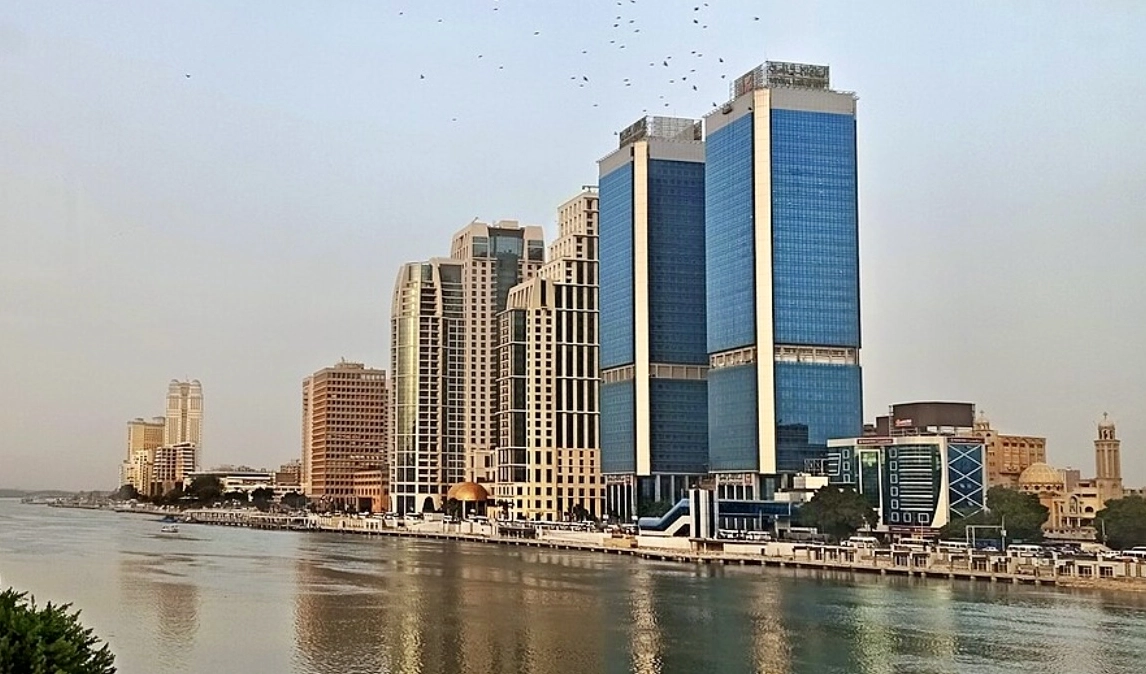 Cairo Là Thủ Đô Nước Nào? Khám Phá Trái Tim Ai Cập Huyền Bí Đường chân trời thành phố Cairo về đêm