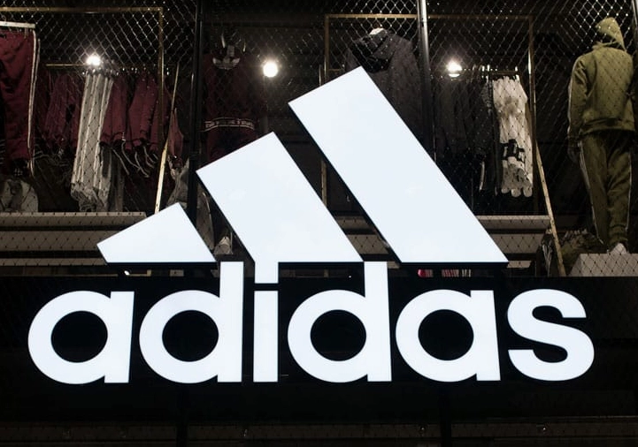 Vận động viên mang giày Adidas