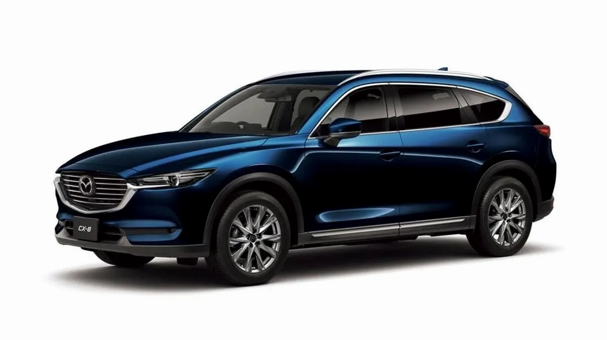 Xe Mazda CX-8 đang di chuyển trên đường cao tốc