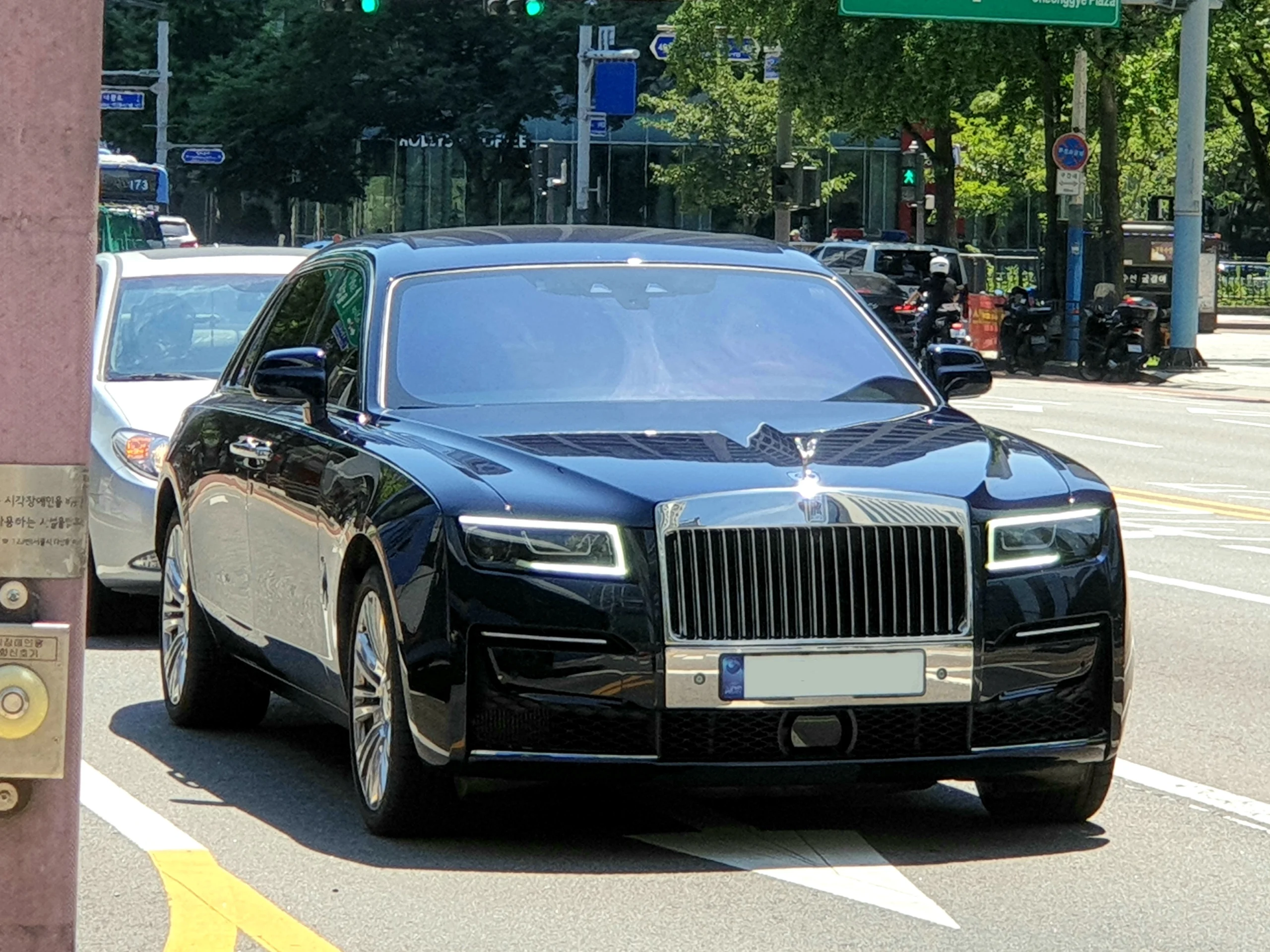 Rolls-Royce của nước nào? Lịch sử và vị thế của thương hiệu xe siêu sang Xe Rolls-Royce Ghost màu xanh