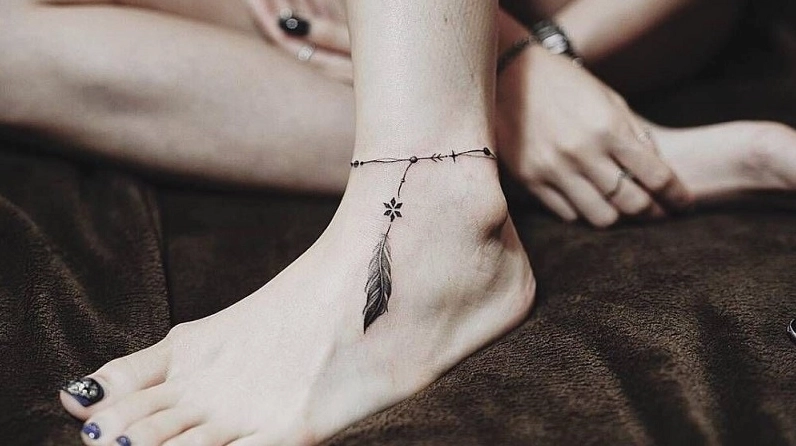 Hình xăm chữ nhỏ xinh xắn ở cổ chân