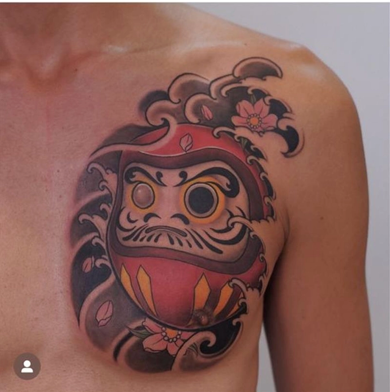 Hình xăm Daruma với một mắt đã tô, thể hiện mục tiêu đang theo đuổi